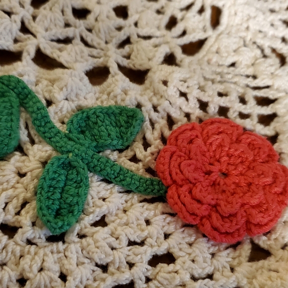 Vintage  Rose HandCrocheted Round Center Piece Doily. - Picture 3 of 5